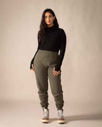 Women wearing the Kamouraska jogger by Rose Boreal - Moss Over / Femme qui porte le Jogging Kamouraska de Rose Boreal - Mousse Over