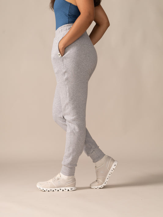 Women wearing the Mingan Jogger Pants by Rose Boreal- Moon / Femme qui porte le pantalon Jogging Mingan de Rose Boreal - Lune