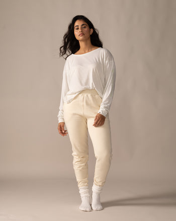 Women wearing the Mingan Jogger Pants by Rose Boreal- Natural Over / Femme qui porte le pantalon Jogging Mingan de Rose Boreal - Naturel Over