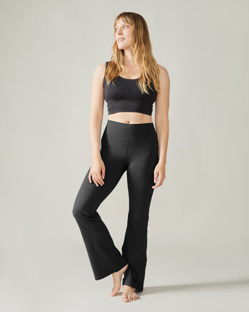 Women wearing the TGIF Wide Leg Yoga Pants by Rose Boreal - Total Eclipse Over / Femme qui porte le Pantalon de Yoga Vivement Vendredi de Rose Boreal - Éclipse Totale Over