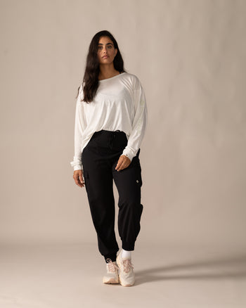 Women wearing the Slow Day Long-Sleeve Shirt by Rose Boreal - Natural White Over / Femme qui porte le Chandail Slow Day de Rose Boreal - Blanc Naturel Over