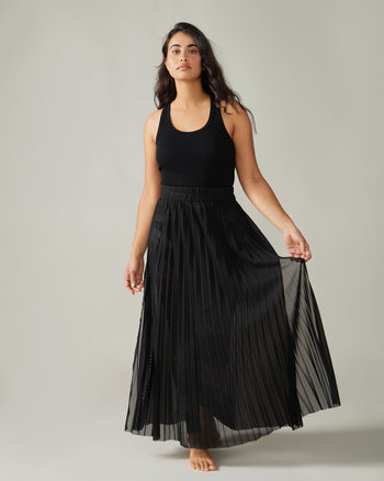 Women wearing the Opera Pleat Skirt by Rose Boreal - Total Eclipse / Femme qui porte la jupe opéra plissé de Rose Boreal - Éclipse Totale.