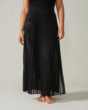 Women wearing the Opera Pleat Skirt by Rose Boreal - Total Eclipse / Femme qui porte la jupe opéra plissé de Rose Boreal - Éclipse Totale.