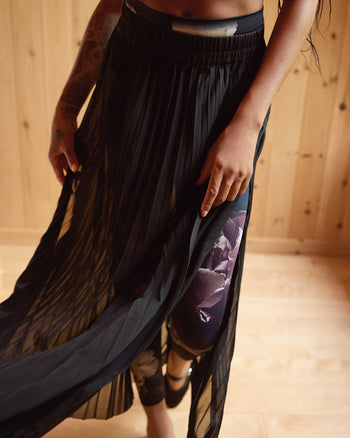 Women wearing the Opera Pleat Skirt by Rose Boreal - Total Eclipse Over / Femme qui porte la jupe opéra plissé de Rose Boreal - Éclipse Totale Over.