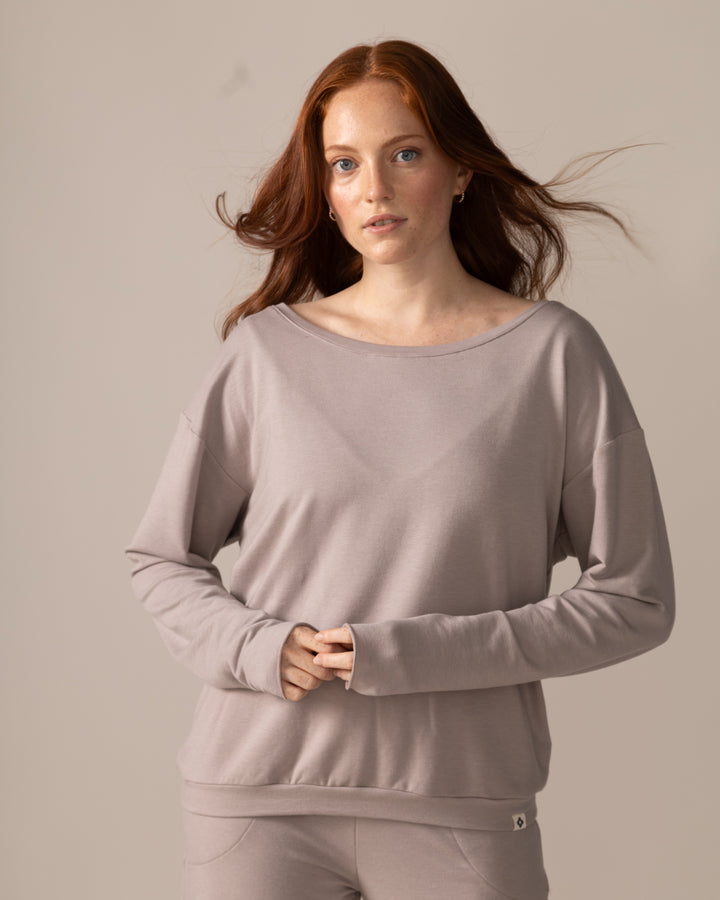 Women wearing the Flashdance Pullover by Rose Boreal - Atmosphere / Femme qui porte le Chandail Flashdance de Rose Boreal - Atmosphère