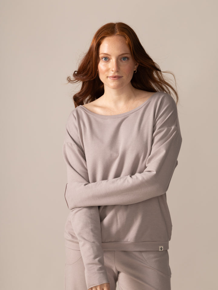 Women wearing the Flashdance Pullover by Rose Boreal - Atmosphere / Femme qui porte le Chandail Flashdance de Rose Boreal - Atmosphère