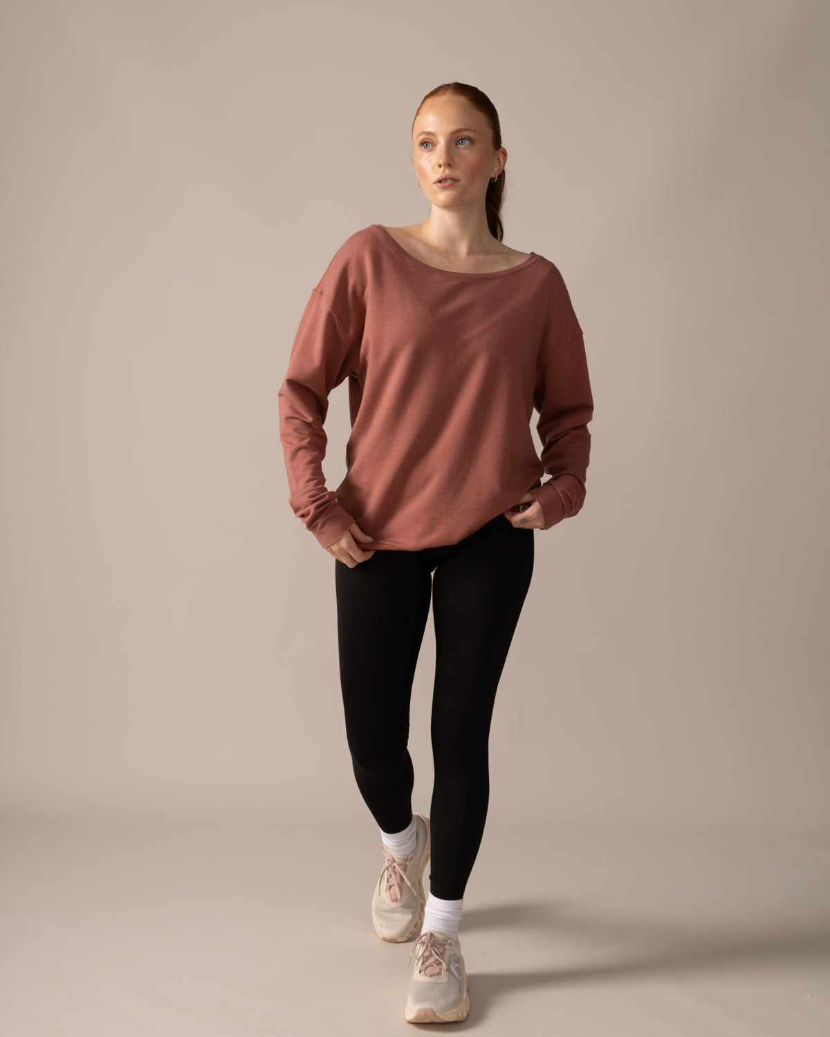 Women wearing the Flashdance Pullover by Rose Boreal - Dahlia. / Femme qui porte le Chandail Flashdance de Rose Boreal - Dahlia.