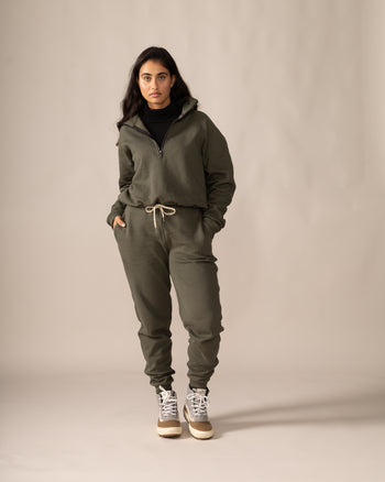 Women wearing the Kamouraska jogger by Rose Boreal - Moss / Femme qui porte le Jogging Kamouraska de Rose Boreal - Mousse.