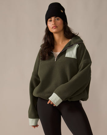 Women wearing the Sutton Polar Fleece Pullover by Rose Boreal - Forest Moss / Femme qui porte le chandail polaire sutton de Rose Boreal - Mousse de forêt