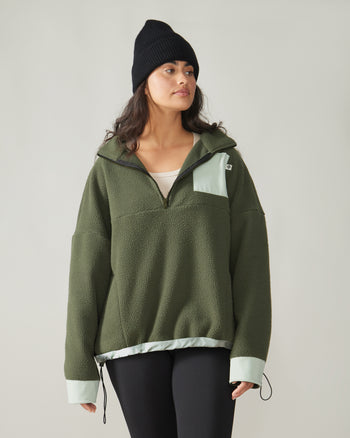 Women wearing the Sutton Polar Fleece Pullover by Rose Boreal - Forest Moss / Femme qui porte le chandail polaire sutton de Rose Boreal - Mousse de forêt