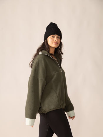 Women wearing the Sutton Polar Fleece Pullover by Rose Boreal - Forest Moss / Femme qui porte le chandail polaire sutton de Rose Boreal - Mousse de forêt