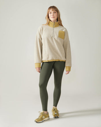 Women wearing the Sutton Polar Fleece Pullover by Rose Boreal - Pearl Oatmeal / Femme qui porte le chandail polaire sutton de Rose Boreal - Avoine perlé