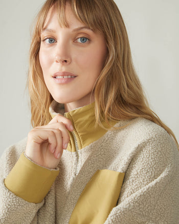 Women wearing the Sutton Polar Fleece Pullover by Rose Boreal - Pearl Oatmeal / Femme qui porte le chandail polaire sutton de Rose Boreal - Avoine perlé