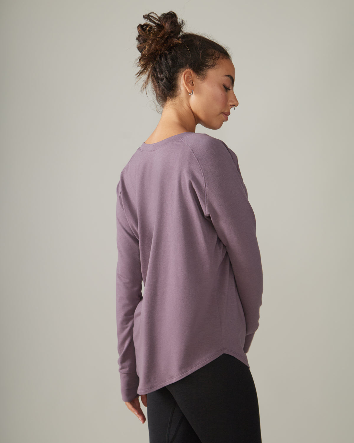 Women wearing the Cozy Long Sleeves by Rose Boreal - Fig / Femme qui porte le Chandail Confo de Rose Boreal - Figue.