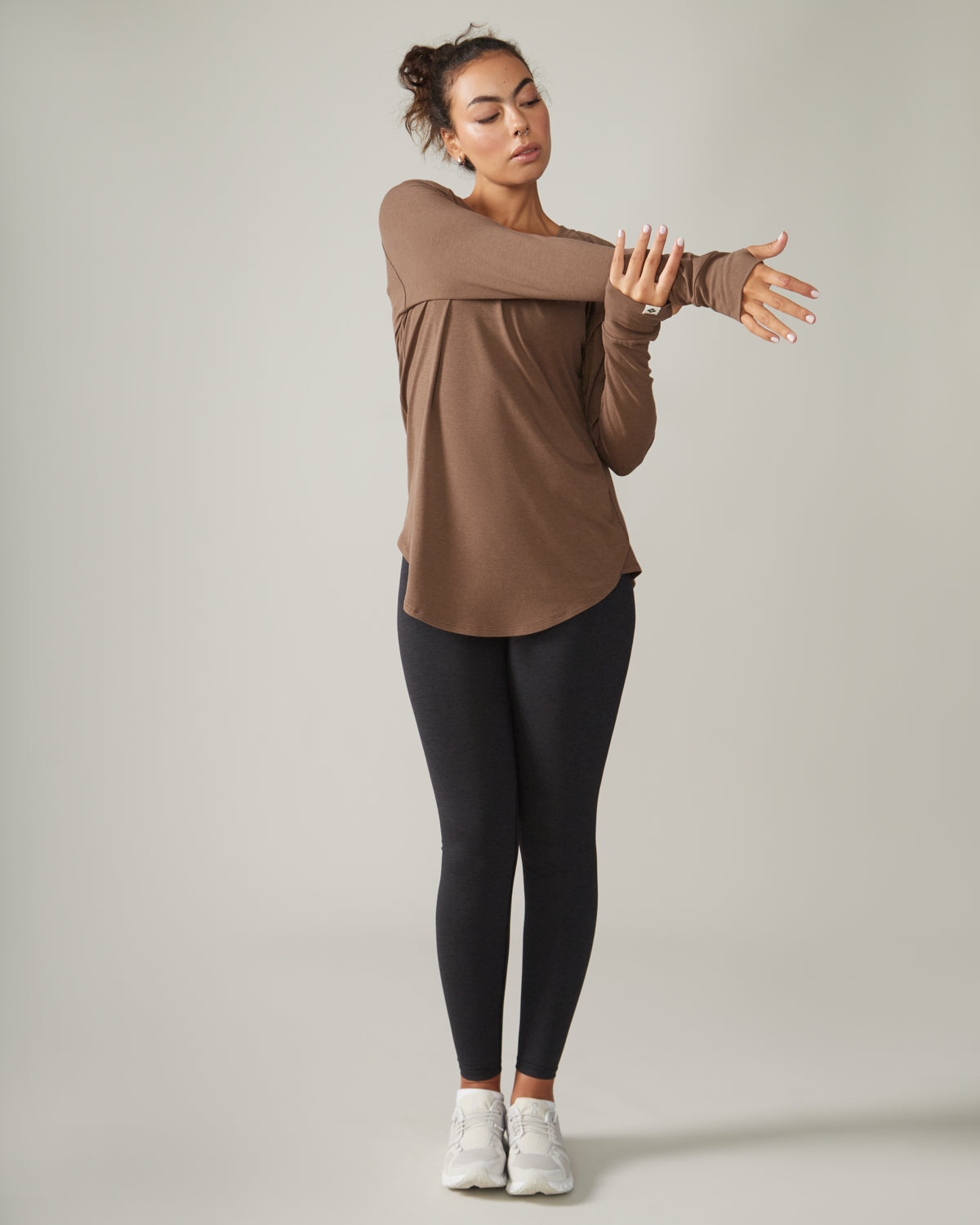 Women wearing the Cozy Long Sleeves by Rose Boreal - Hazelnut Over / Femme qui porte le Chandail Confo de Rose Boreal - Noisette Over