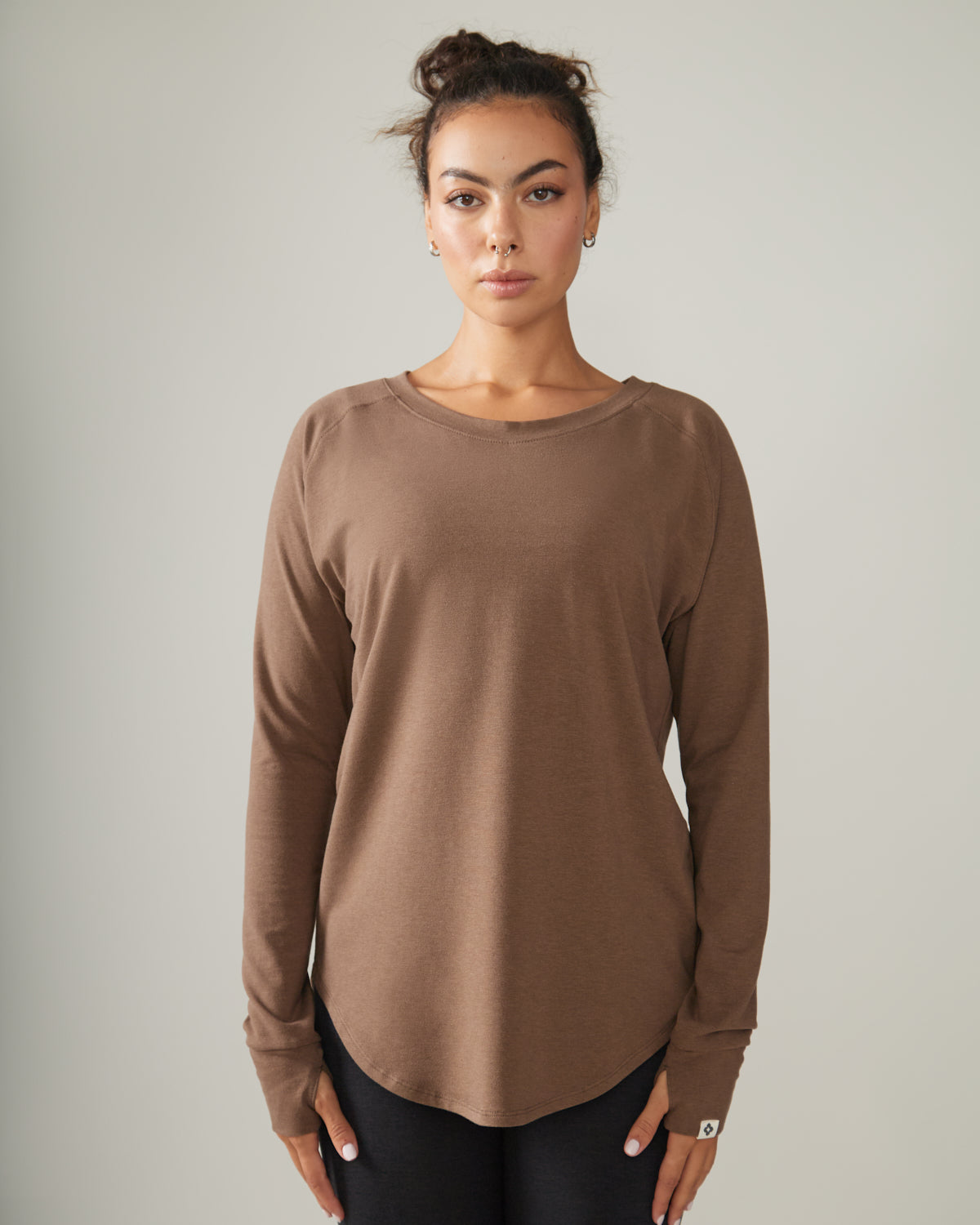 Women wearing the Cozy Long Sleeves by Rose Boreal - Hazelnut / Femme qui porte le Chandail Confo de Rose Boreal - Noisette.