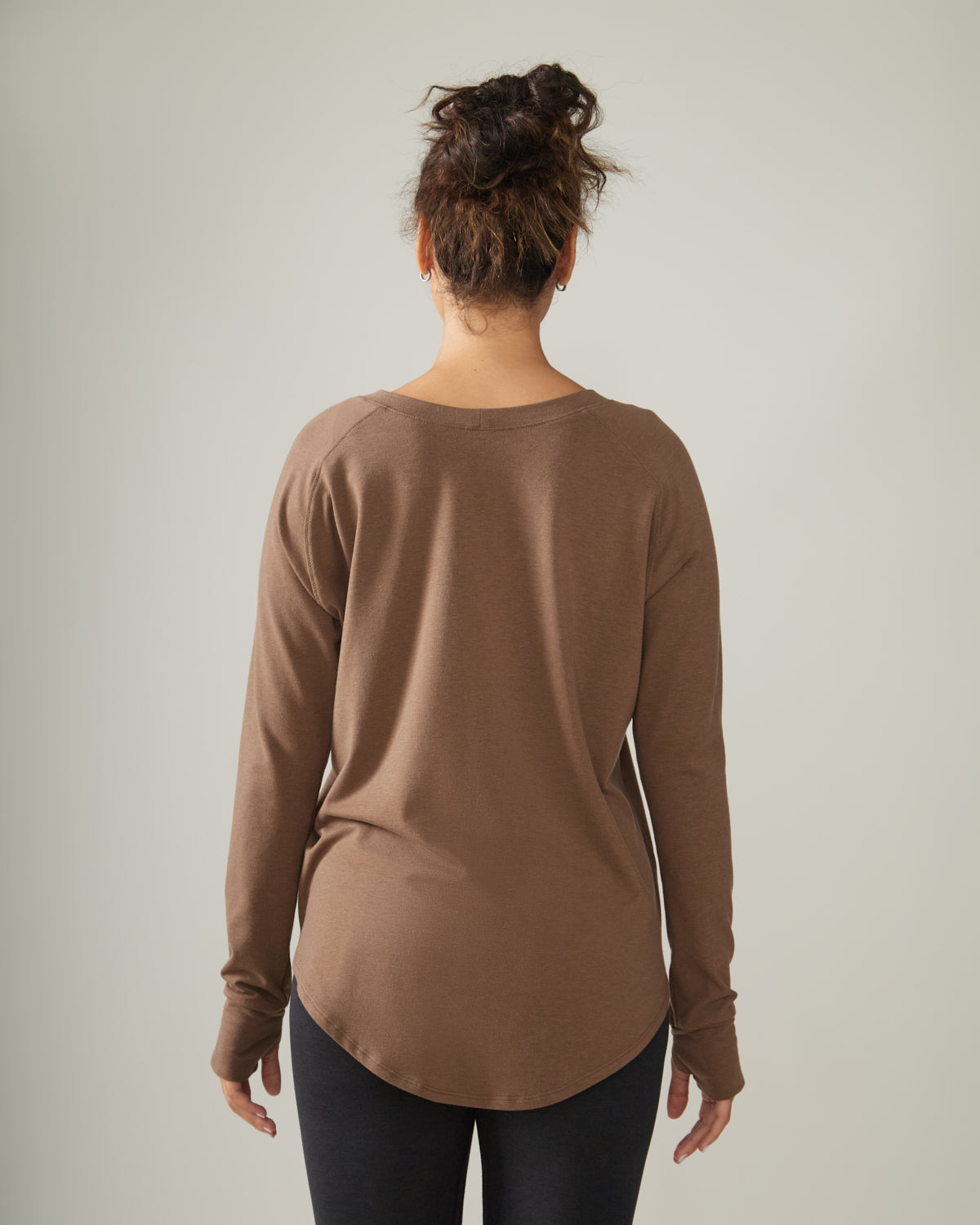 Women wearing the Cozy Long Sleeves by Rose Boreal - Hazelnut / Femme qui porte le Chandail Confo de Rose Boreal - Noisette.