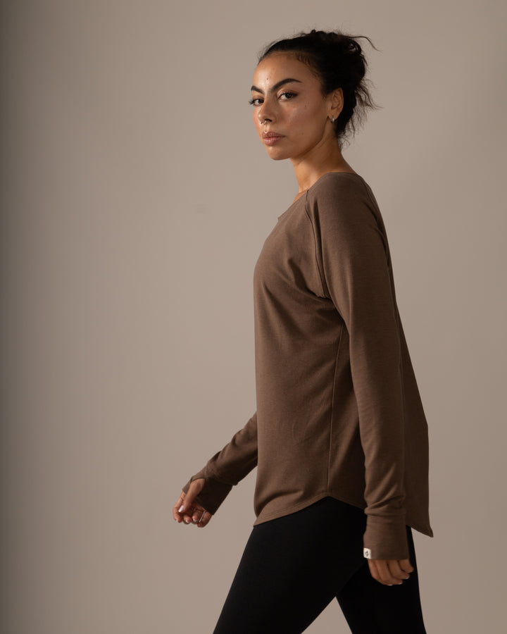 Women wearing the Cozy Long Sleeves by Rose Boreal - Hazelnut / Femme qui porte le Chandail Confo de Rose Boreal - Noisette.