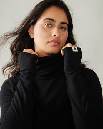 Women wearing the Zenith Turtleneck Sweater by Rose Boreal - Total Eclipse Over / Femme qui porte le Col Roulé Zénith de Rose Boreal - Éclipse Totale Over