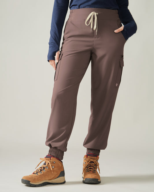 Woman wearing the Cap Trinité Cargo Pant by Rose Boreal - River Stone / Femme qui porte le Pantalon cargo Cap Trinité de Rose Boreal - Pierre de rivière