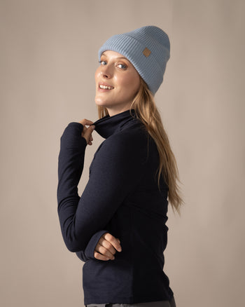 Women wearing the Cloud Beanie by Rose Boreal - Pastel Blue / Femme qui porte la Tuque Nuage par Rose Boreal - Bleu Pastel