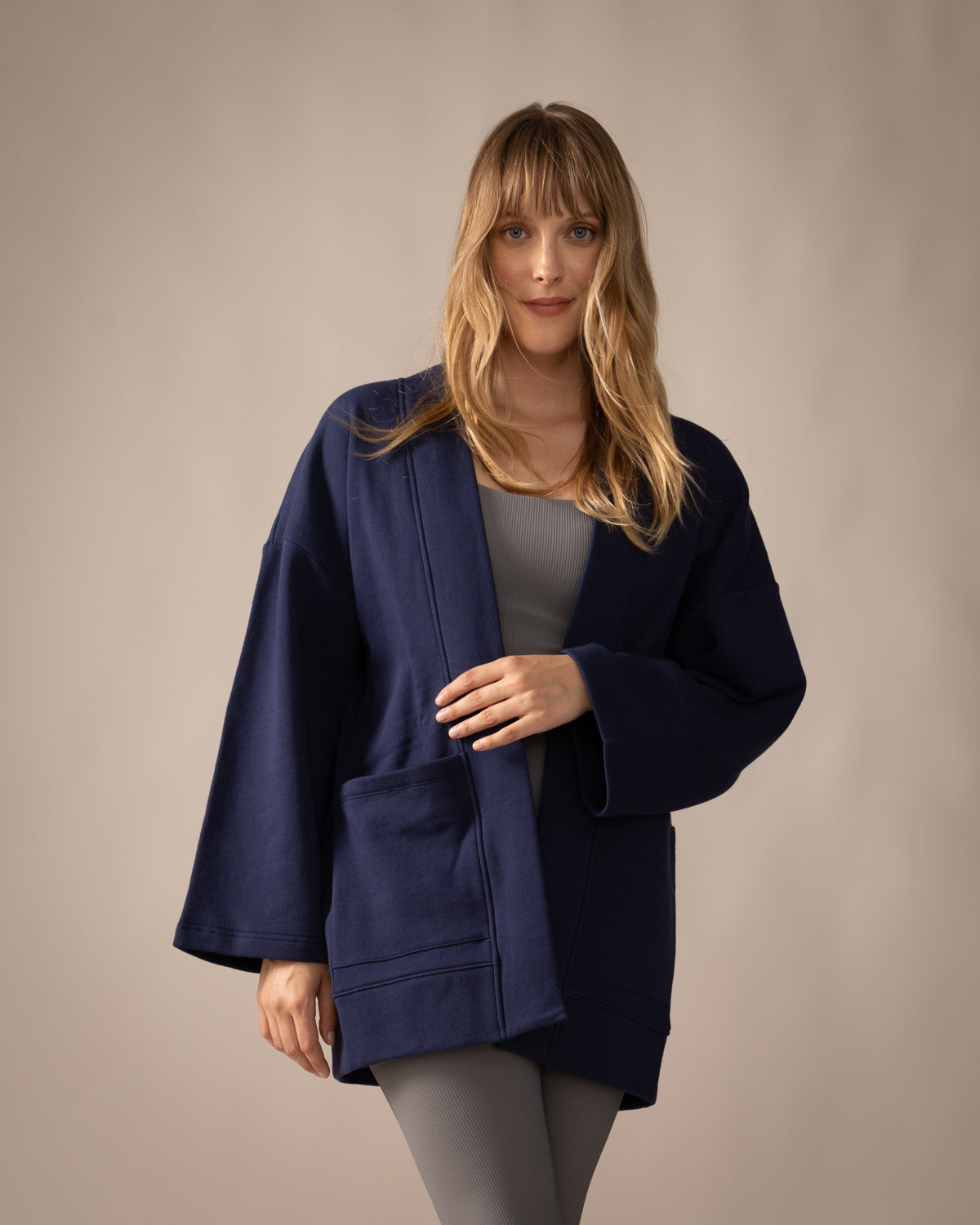 Women wearing the Northwind Cardigan by Rose Boreal - Denim / Femme qui porte le Cardigan vent du nord de Rose Boreal - Denim