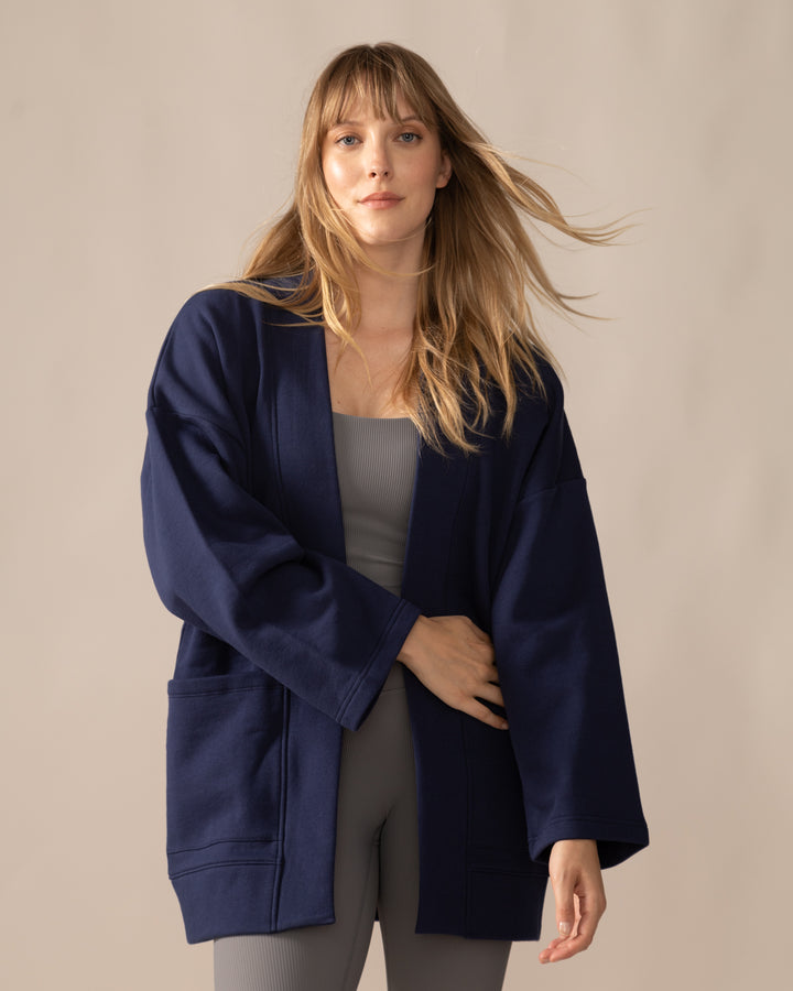 Women wearing the Northwind Cardigan by Rose Boreal - Denim / Femme qui porte le Cardigan vent du nord de Rose Boreal - Denim