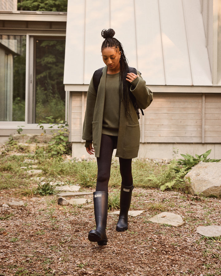 Women wearing the Northwind Cardigan by Rose Boreal - Moss / Femme qui porte le Cardigan vent du nord de Rose Boreal - Mousse.