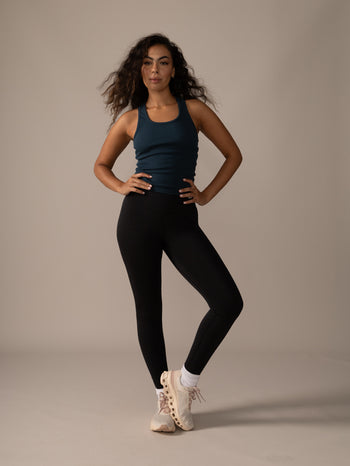 Women wearing the Rose Boreal Long Mile-End Tank Top - Blue Lagoon / Femme qui porte la camisole longue Mile-End de Rose Boreal - Lagon Bleu.