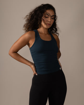 Women wearing the Rose Boreal Long Mile-End Tank Top - Blue Lagoon / Femme qui porte la camisole longue Mile-End de Rose Boreal - Lagon Bleu.