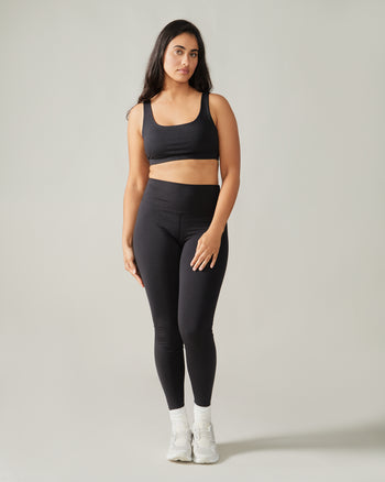 Women wearing the Life's good Sports Bra 
by Rose Boreal - Total Eclipse Over / Femme qui porte le Soutien-gorge La Vie est belle de Rose Boreal - Éclipse Totale Over