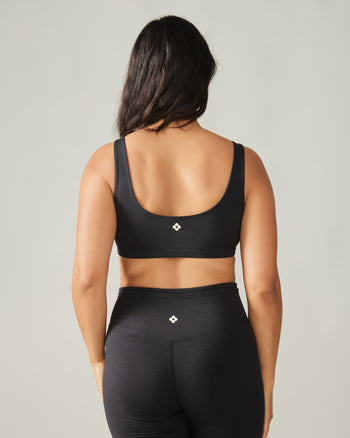 Women wearing the Life's good Sports Bra 
by Rose Boreal - Total Eclipse / Femme qui porte le Soutien-gorge La Vie est belle de Rose Boreal - Éclipse Totale