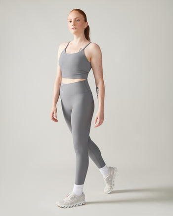 Women wearing the North Star Rib Soft Compression Legging by Rose Boreal - Stone Grey / Femme qui porte le soutien-gorge côtelé étoile du nord de Rose Boreal - Galet