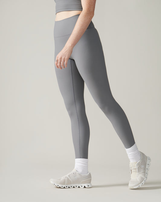 Women wearing the North Star Rib Soft Compression Legging by Rose Boreal - Stone Grey / Femme qui porte le soutien-gorge côtelé étoile du nord de Rose Boreal - Galet