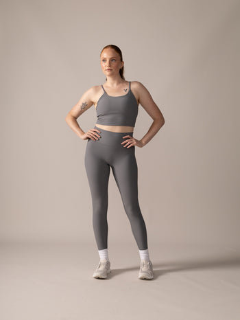 Women wearing the North Star Rib Soft Compression Sports Bra by Rose Boreal - Stone Grey Over / Femme qui porte le soutien-gorge côtelé étoile du nord de Rose Boreal - Galet Over