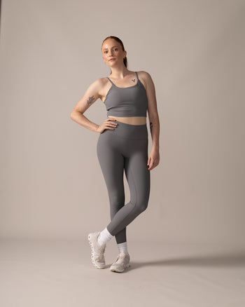 Women wearing the North Star Rib Soft Compression Legging by Rose Boreal - Stone Grey Over / Femme qui porte le soutien-gorge côtelé étoile du nord de Rose Boreal - Galet Over