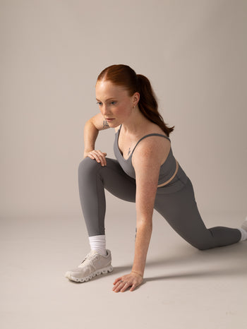 Women wearing the North Star Rib Soft Compression Legging by Rose Boreal - Stone Grey / Femme qui porte le soutien-gorge côtelé étoile du nord de Rose Boreal - Galet.