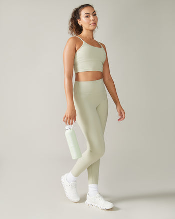 Women wearing the North Star Rib Soft Compression Legging by Rose Boreal - Mint Over / Femme qui porte le legging côtelé étoile du nord de Rose Boreal - Menthe Over