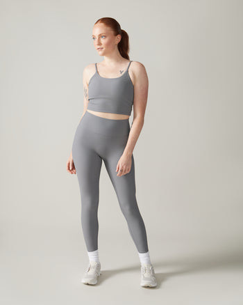 Women wearing the North Star Rib Soft Compression Sports Bra by Rose Boreal - Stone Grey / Femme qui porte le soutien-gorge côtelé étoile du nord de Rose Boreal - Galet.