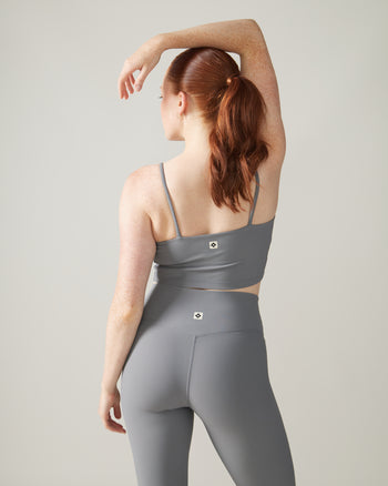 Women wearing the North Star Rib Soft Compression Sports Bra by Rose Boreal - Stone Grey / Femme qui porte le soutien-gorge côtelé étoile du nord de Rose Boreal - Galet