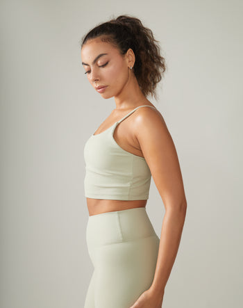 Women wearing the North Star Rib Soft Compression Sports Bra by Rose Boreal - Mint / Femme qui porte le soutien-gorge côtelé étoile du nord de Rose Boreal - Menthe