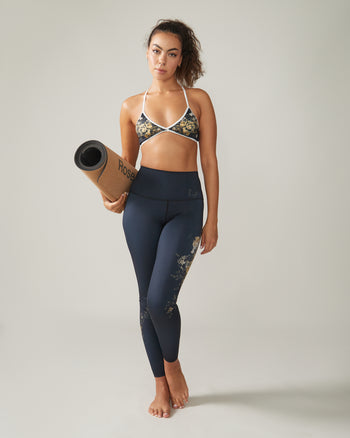 Women wearing the Reversible Ultralight High-Rise Legging - Charcoal English Garden Rose Boreal / Femme qui porte la bLegging Réversible Taille Haute Ultraléger - Jardin anglais charcoal Rose Boreal Over