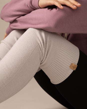 Women wearing the Keep Me Warm Legs Warmer by Rose Boreal - Cloud cream / Femme qui porte les jambières garde moi au chaud de Rose Boreal - Crème velour.