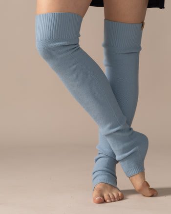 Women wearing the Keep Me Warm Legs Warmer by Rose Boreal - Pastel blue / Femme qui porte les jambières garde moi au chaud de Rose Boreal - Bleu pastel.