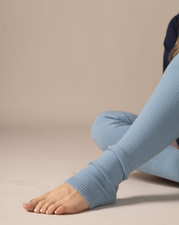 Women wearing the Keep Me Warm Legs Warmer by Rose Boreal - Pastel blue / Femme qui porte les jambières garde moi au chaud de Rose Boreal - Bleu pastel.