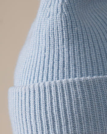 Women wearing the Cloud Beanie by Rose Boreal - Pastel Blue / Femme qui porte la Tuque Nuage par Rose Boreal - Bleu Pastel