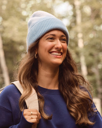 Women wearing the Cloud Beanie by Rose Boreal - Pastel Blue / Femme qui porte la Tuque Nuage par Rose Boreal - Bleu Pastel