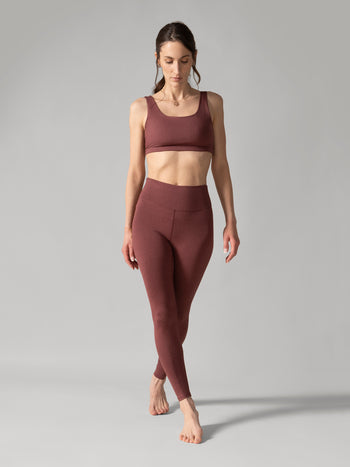 Women wearing the Buttery Soft BFF Hihg-Rise Legging by Rose Boreal - Rhubarb Over / Femme qui porte le legging BFF brossé taille haute de Rose Boreal - Rhubarbe Over