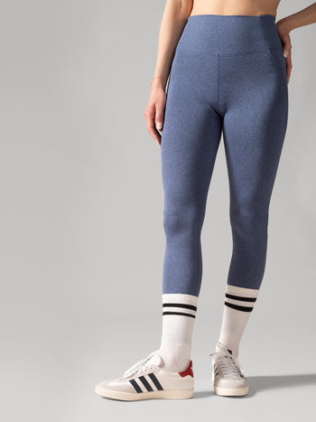 Women wearing the Buttery Soft BFF High-Rise Legging with Pockets by Rose Boreal - Denim / Femme qui porte le Legging BFF Brossé Taille Haute avec poches de Rose Boreal - Denim