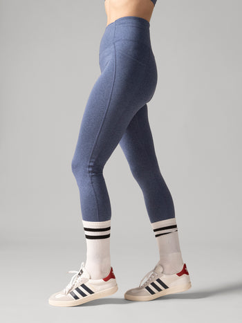 Women wearing the Buttery Soft BFF High-Rise Legging with Pockets by Rose Boreal - Denim / Femme qui porte le Legging BFF Brossé Taille Haute avec poches de Rose Boreal - Denim